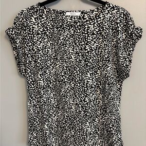 Ricki’s short sleeve blouse with button detail on sleeves